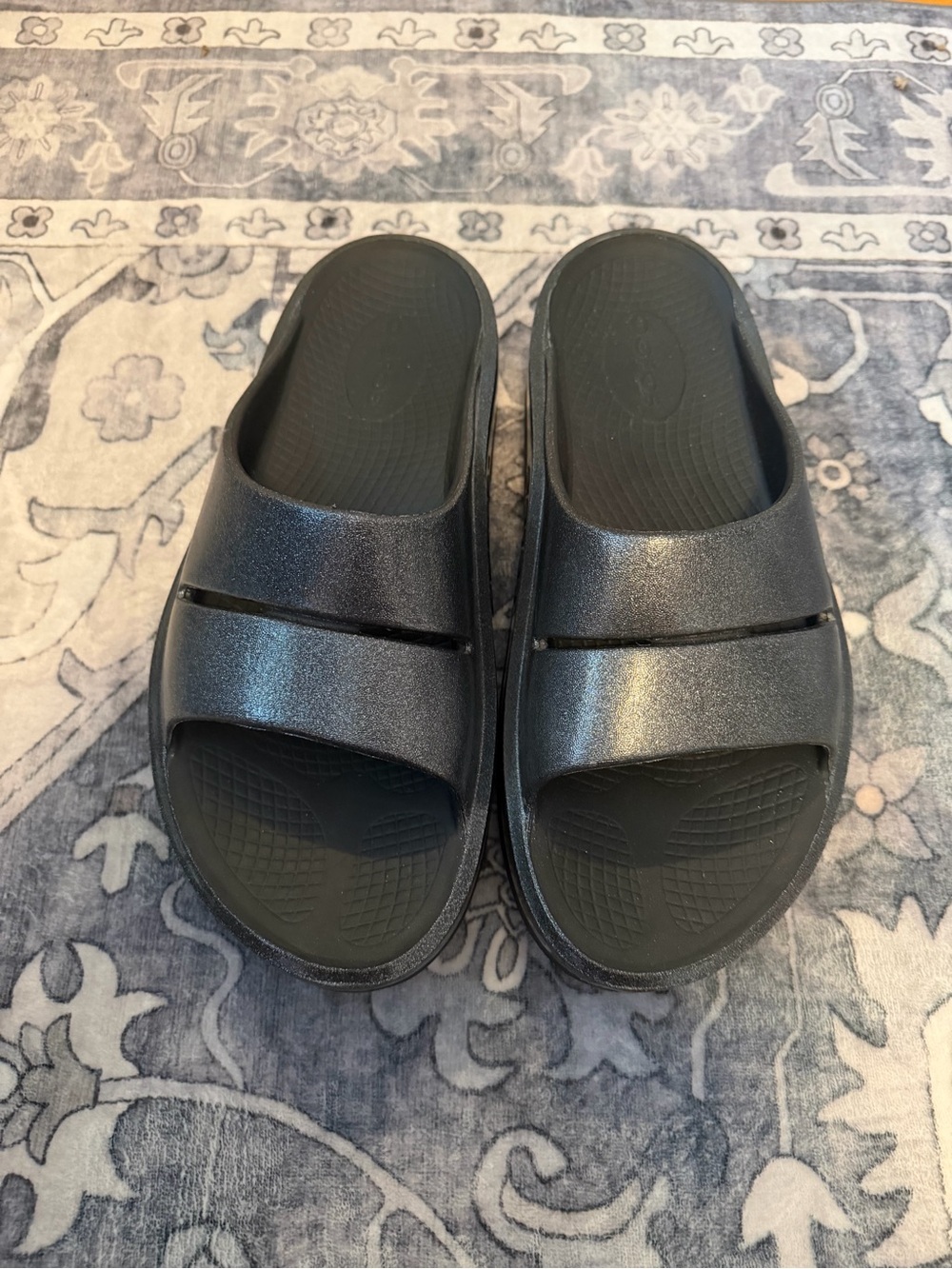 OOFOS Metallic Black Women’s Slide Sandals